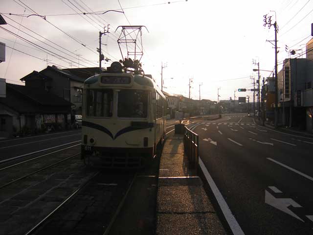 鏡川橋電停の朝日