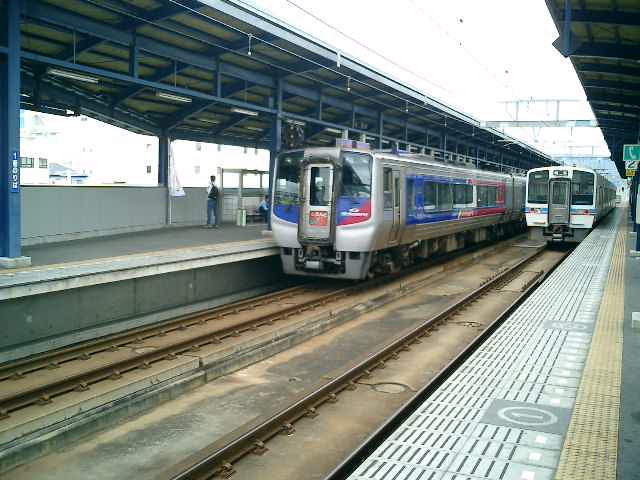 坂出駅の2両編成の特急列車