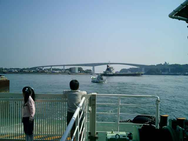 県営渡船と浦戸大橋