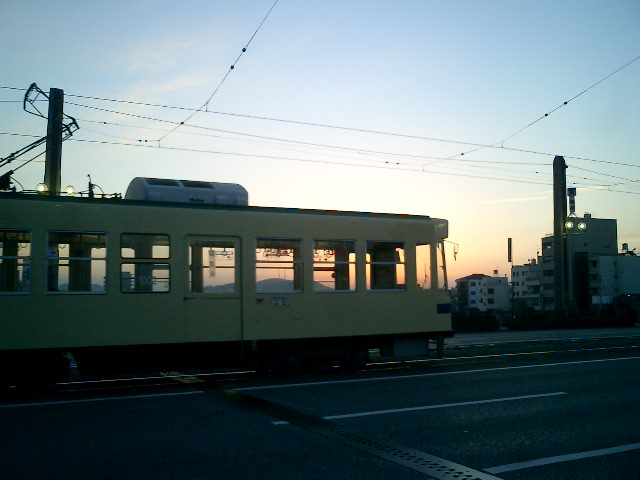 潮江橋の電車と五台山