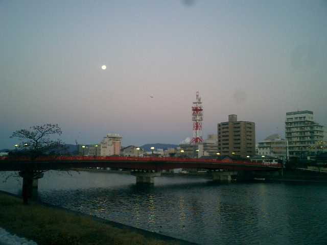 天神大橋の満月と鷹匠町