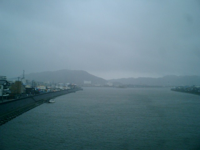 久し振りの雨 浦戸湾
