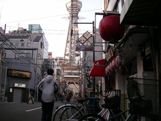 大阪、通天閣を走る