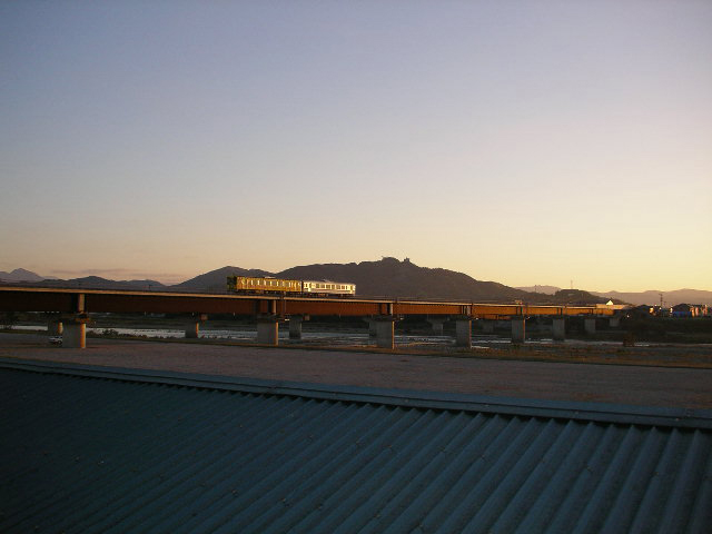 南国工場から土佐くろしお鉄道の汽車を眺める