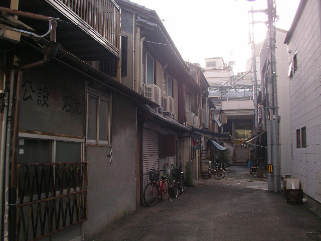 大橋通り、公設の裏の路地