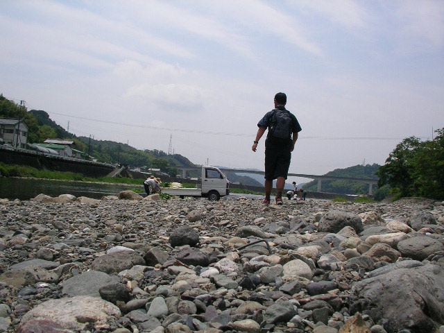 鏡川で大根を洗うご夫婦
