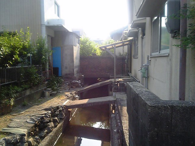 潮江天満宮脇の水路と赤レンガ塀