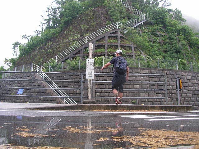 鏡川上流「ホケ」のバス停と学生さん