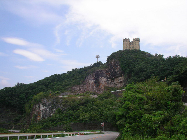 三宝山の地層、ミンミン蝉
