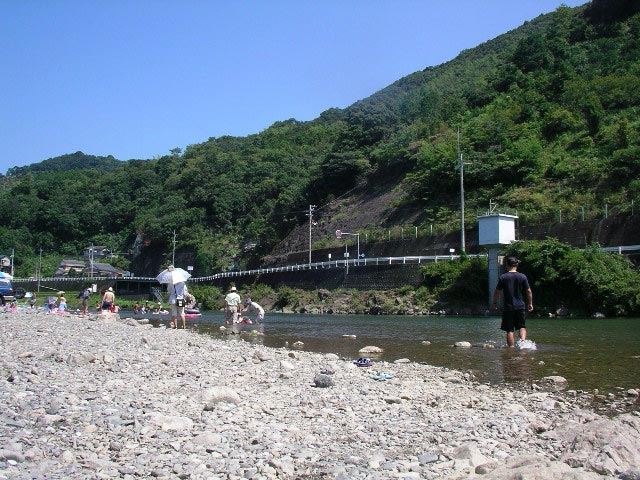 鏡川、宗安寺の河原で泳ぎました
