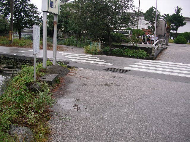 源希義さんと鳶ケ池中学校と鞍掛け岩
