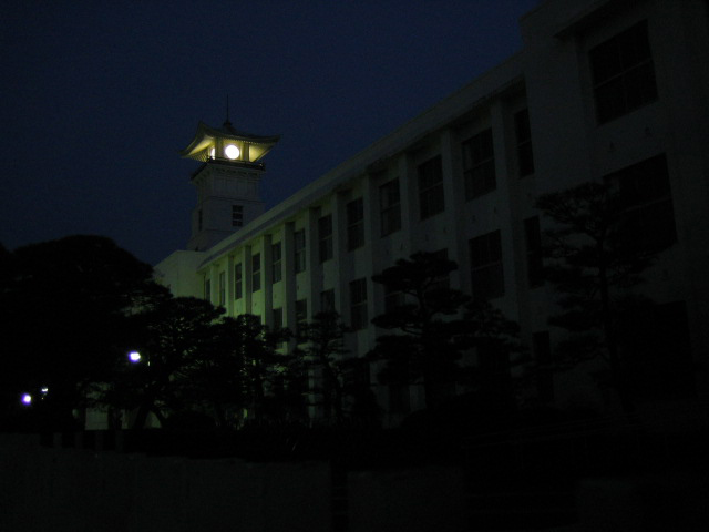 夜明け前の追手前高校、時計台