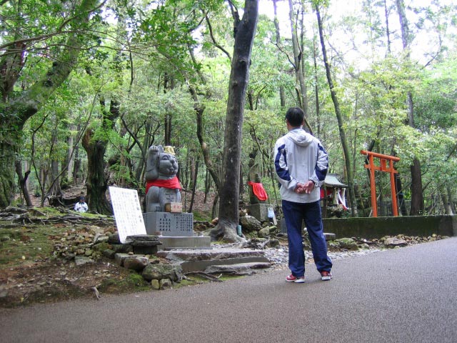 五台山竹林寺、大きな大きな招き猫の石像がありました