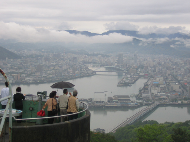 五台山から見た高知市内とサントリー角瓶