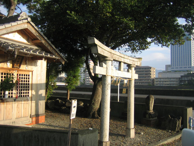 役知町、水神社