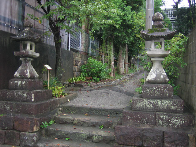 山内神社脇参道の常夜燈