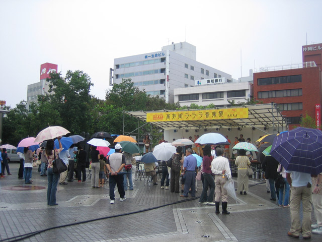 高知街ラ・ラ・ラ音楽祭2006は、雨でもやります