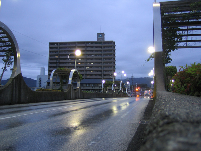 夜明け前の新月橋