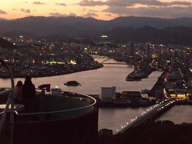 五台山からの高知市、秋の夕暮れとアベックさん