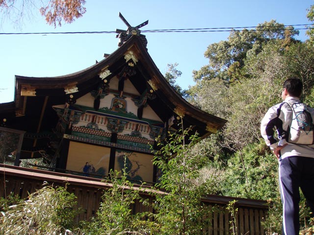 朝倉神社の美しい本殿、赤鬼山