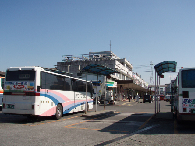 高知駅前のバスターミナル