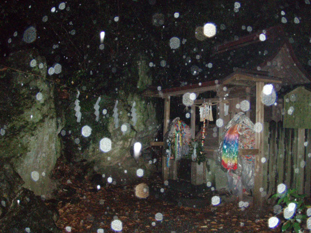 夜明け前、雨の大山祇神社