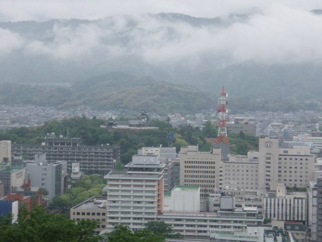 筆山、高知城、整備された山道