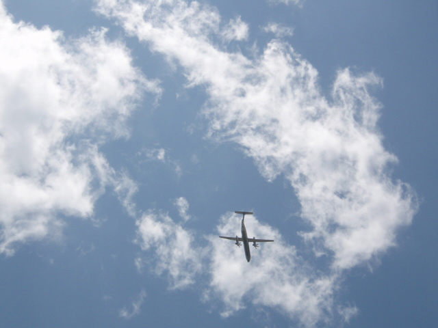 高知空港を飛び立つあのボンバルディア社製DHC8-Q400
