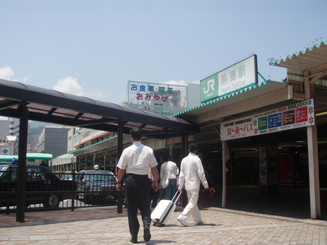 今朝は熱海の駅前です