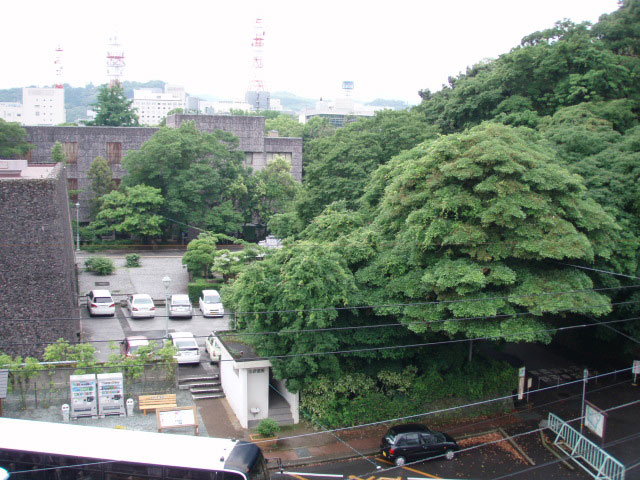 高知城ホールから県立図書館と文学館を眺める
