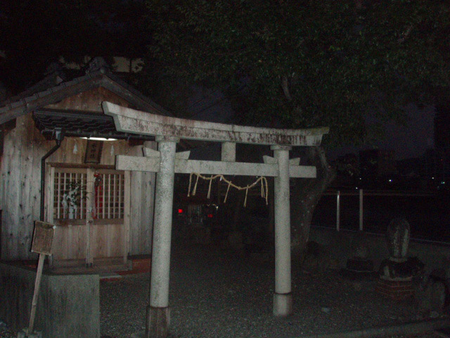 夜明け前の鏡川、水神社
