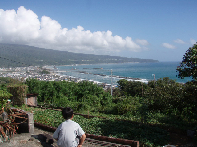 田野町、大野台地から羽根の岬の海岸段丘を眺める