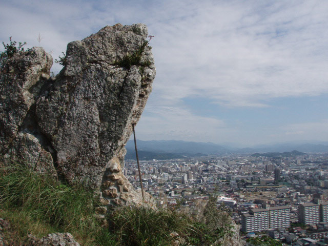 高見山のライオン岩につっかい棒をしてきました