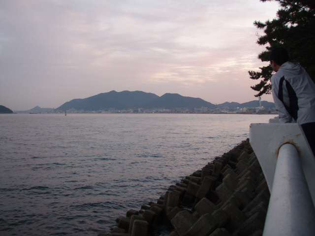 早朝の小倉、延命寺臨海公園、関門海峡