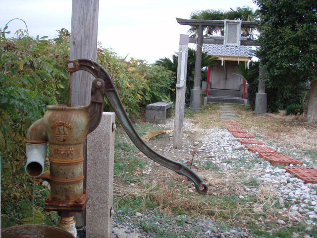 空港横の実盛神社と手押しポンプ
