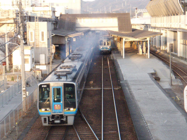 地上1階の高知駅、今日で店じまい