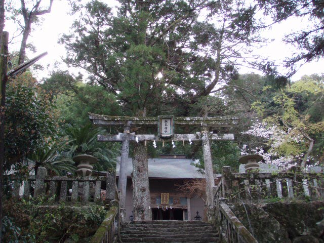 朝峯神社、本殿奥の岩は荘厳でした