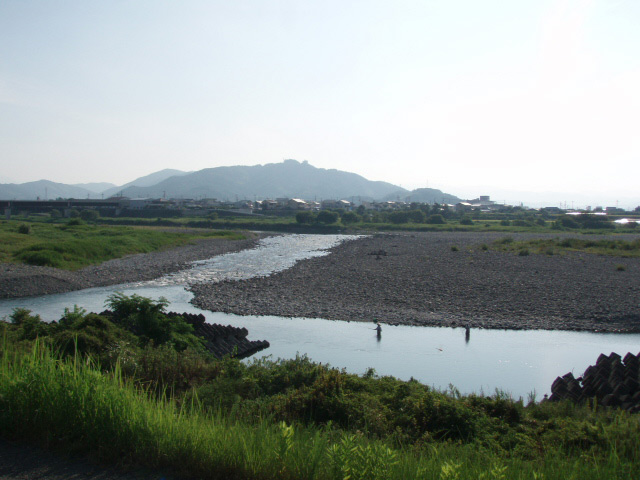 物部川では、暑い中、アユ釣りをしよりました