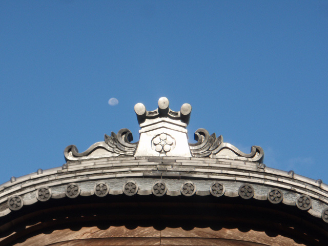 潮江天満宮拝殿の梅のマーク