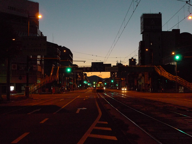 早朝の宝永町、知寄町