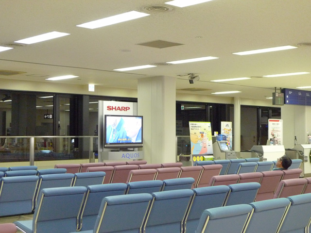 クリスマスの高知空港出発ロビー