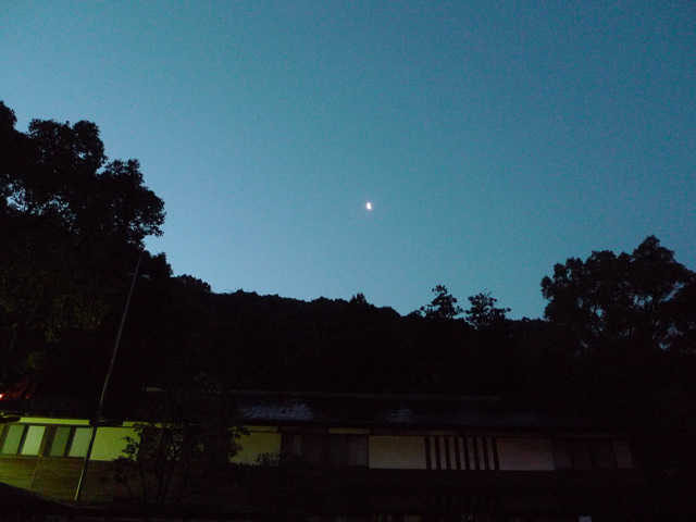 潮江天満宮から筆山を見上げる