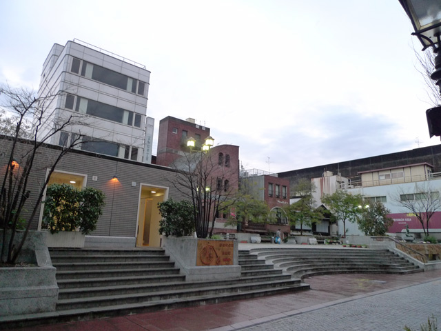 雨が降っちゅう帯屋町公園