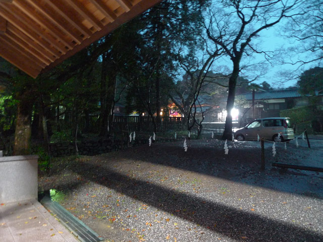 雨の潮江天満宮の土俵で古代に思いを馳せる