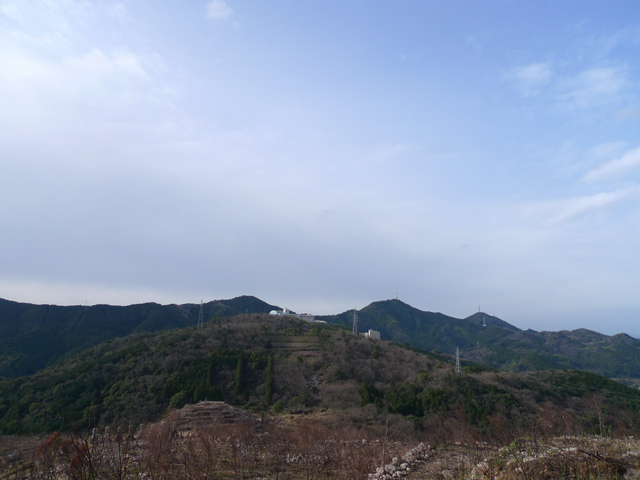 高見山の頂上から鷲尾山方面を眺めて考える
