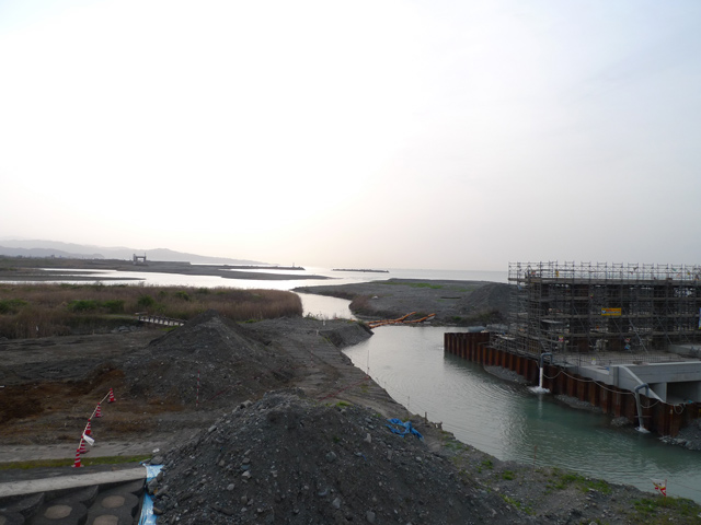 物部川河口、後川水門の工事中