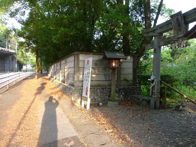 潮江天満宮と筆山の間