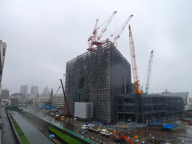 雨の東京スカイツリー建設現場