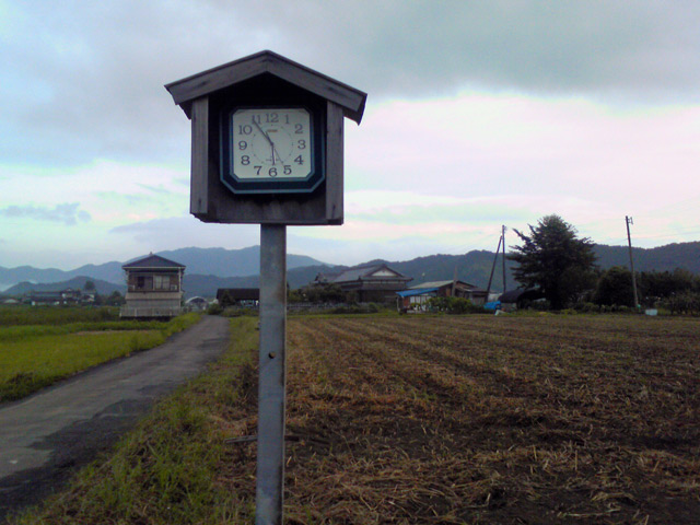 四万十川岸、畑の中の時計