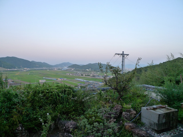 岩屋山薬師寺から二期作の田んぼを眺める